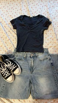 Cute Outfits 90s Aesthetic, Lazy Converse Outfit, How Pinterest Sees Me Outfit Aesthetic, Converse Fits Aesthetic, Downtown Aesthetic Shoes, September Aesthetic Outfits, First Day Of School Outfit Downtown Girl, Downtown Clothes Aesthetic, Outfits For School Converse