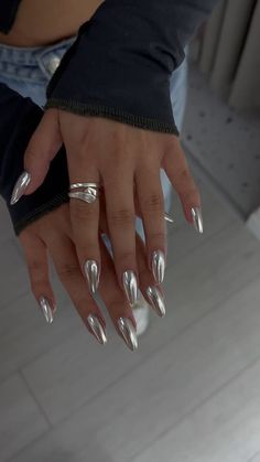 Nails And Rings, Nagellack Trends, Chrome Nails Designs, Metallic Nails, Silver Nails, Classy Nails, Chic Nails, Nail Arts