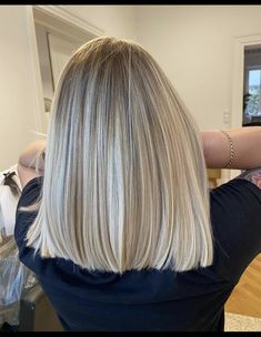 Short Blonde Balayage Straight, Short Blonde Hair Root Smudge, Blonde Melir Hair, Shadow Root Short Hair, Light Beige Hair, Light Beige Blonde Hair, Icy Blonde Hair With Shadow Root, Short Blonde Balayage