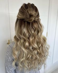 Half Up Bun Wedding Hair, Moh Hair, Down Bridal Hairstyles, Half Up Half Down Bridal, Bride Hairstyles Updo, Bride Hairstyles For Long Hair, Hairstyles For Brides, Gorgeous Wedding Hairstyles, Half Bun Hairstyles