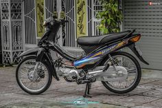 a black and blue motorcycle parked on the street