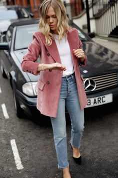 Style A Pink Blazer, Jessie Bush, Winter Workwear, Chic Minimalista, Denim On Denim, Blazer Outfit, Outfit Jeans, Corduroy Blazer, Pink Coat