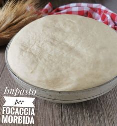 an unpasted pizza dough in a pan on a wooden table with the words impasto per focaccia morbia