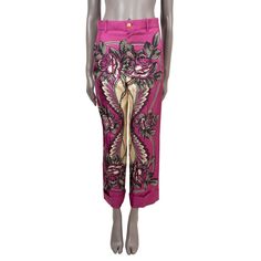 100% authentic Gucci floral wide-leg pants in fuchsia, white and black silk (100%). Feature a cropped leg, belt loops and side pockets. Close with a gold-tone button and concealed zipper. Has been worn and is in excellent condition. 2019 Pre-Fall Measurements Model 545289 Tag Size 38 Size XS Waist From 64cm (25in) Hips From 90cm (35.1in) Length 97cm (37.8in) Inseam 70cm (27.3in) All our listings include only the listed item unless otherwise specified in the description above. Gucci Floral, Gucci Pink, Leg Belt, Twill Pants, Pantalon Large, Pink Silk, Black Silk, Wide Leg Pants, White And Black