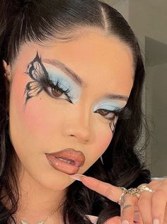 Eye Makeup Unique, Rave Butterfly Outfit, Misa Amane Inspired Nails, Artistic Makeup Ideas Eyes, Halloween Makeup Work, Extra Makeup Ideas, Difficult Makeup Looks, Crazy Eye Makeup Looks, Butterfly Eyeliner Hooded Eyes