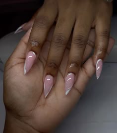 Natural Stilletos Nails, Miami Nail Designs, Anniversary Nails Ideas Almond, Classy Nails Design Ideas Almond, Classy Birthday Nails Almond, Short Stiletto Nail Designs, Almond Classy Nails, Birthday Almond Nails Designs, Stellio Nails