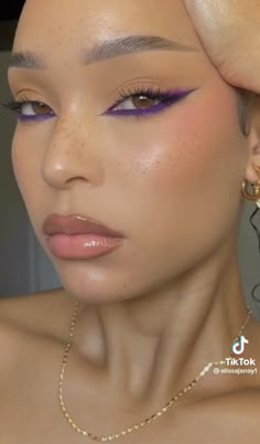 Maddie Euphoria Eye Makeup, Purple Makeup Eyeshadow, Cool Skin Tone Makeup Looks, Subtle Festival Makeup, Simple Color Makeup, Pink Eyeliner Looks Black Women, Purple Waterline Makeup, Make Up Purple Eyes, Purple Makeup Ideas Simple