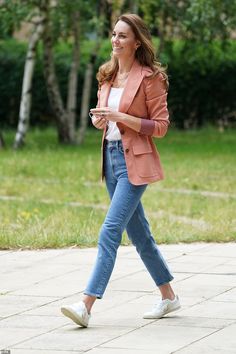 White Vest Top, Kate Middleton Dress, Weather Outfits, Outfits Classy, Style Goals