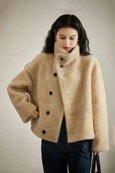 Fibflx Women's Reversible Shearling Lambskin Jacket With Oversized Collar Cropped Winter Jacket, Dress Code For Women, British Elegance, Chic Winter Style, Mountain Outfit, Fashionable Work Outfit, Lambskin Jacket, Sheepskin Jacket, Oversized Collar