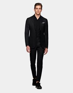 Monochrome black suit look with a black polo shirt and black sneakers Suit With Sneakers, Suits And Sneakers, Suit Combinations, Dress Suits For Men, Black Polo Shirt, Green Suit, Navy Suit, Total Black, Black Polo