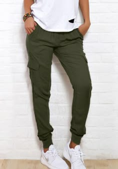 This rifle green cargo joggers features elastic mid waist in tapered style, together with a drawstring detailing, and pockets at both sides and back. Shop one now. | Lookbook Store Mode Tips, Dressing Style, Sporty Outfits, Sporty Style, Outfits Casuales, Comfy Outfits, Look Fashion, Summer Style, Sport Outfits