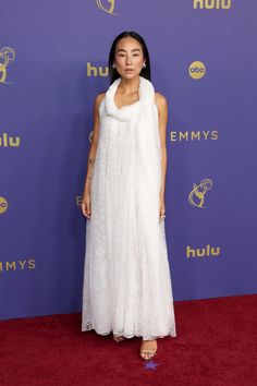 Premios Emmy 2024: todos los looks de la alfombra roja | Vogue España Emily Hampshire, Greta Lee, Jonathan Bailey, Celebrity Fashion Looks, Red Carpet Look