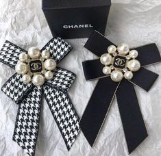 Chanel Aesthetic, Designer Hair Accessories, Chanel Brooch, Leopard Shoes, Chanel Inspired, Girly Accessories, Chanel Jewelry, Chanel Fashion, Diy Hair Accessories