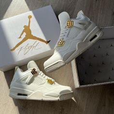 Jordan 4 Metallic, Pretty Sneakers, Nike Air Jordan 4, Nike Fashion Shoes, Preppy Shoes, Pretty Shoes Sneakers, Jordan Shoes Retro, All Nike Shoes, Gold Sneakers