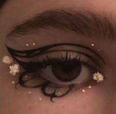 Cool Eyeliner Designs, Unique Eyeliner Looks, Cool Eyeliner Looks, Fun Eyeliner, Graphic Makeup, Graphic Eyeliner