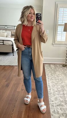 Sweater Tank Top Outfit, Comfy Spring Outfits, The Small Things Blog, Boston Outfits, Small Things Blog, Trendy Mom Outfits, Straight Leg Jeans Outfits, Jeans Outfit Women