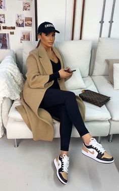 beige peacoat woman Cute Summer Outfit Ideas Black Women, Painted Trainers, Katerina Themis, Colour Fashion, Winter Fashion Outfits Casual, Neue Outfits, Chill Outfits, Classy Casual Outfits, Looks Chic