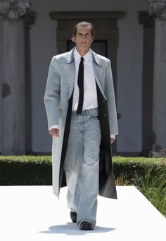 Valentino Menswear, Gentleman Mode, Fashion Boy, Denim Suit, Denim Ideas, Denim Trends, Valentino Men, Mens Spring