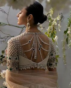 ब्लाउज बैक नेक डिजाइन, Pearl Work Saree, Handmade Saree, Blouse Lehenga, Sari Design, Pearl Work, Backless Blouse Designs, Lehenga Blouse Designs, Fashionable Saree Blouse Designs