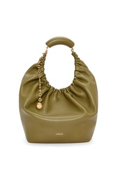 [vc_row][vc_column width=”1/3″][vc_column_text text_larger=”no”] LOEWE LOEWE Medium Squeeze bag in nappa lambskin The Squeeze bag is a sophisticated and feminine bag Loewe Bags, Puzzle Bag, Best Designer Bags, Stylish Celebrities, Loewe Bag, Harper's Bazaar, Metallic Colors, Leather Items, Pearl Drop Earrings