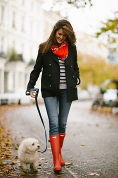 Fall style - navy peacoat, striped sweater, red bandana scarf, skinny jeans and red Hunter boots Ankle Rain Boots Outfit, Rain Boots Outfit Spring, Ruby Accessories, Red Hunter Boots, Cute Rain Boots, Red Rain Boots, Red Hunter