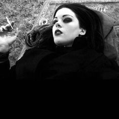 Vampire Girl Aesthetic, Vampire Girl, Blair Witch, 90s Goth, Goth Subculture, Arte Peculiar, Vampire Girls, Goth Makeup, Gothic Aesthetic