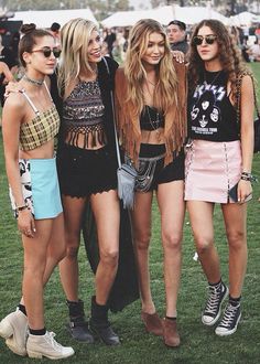 Band tees and mini skirts, are the perf way to go! Outfit Festival Verano, Look Da Festival, Psytrance Clothing, Festival Inspo, Outfit Festival