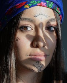 Kurdish
Yazedi
Kurdim
Ez kurdim
Kurdistan
Iraq
Middle Eastern
Middle East
Mediterranean
Mediterraneo
Culturas
Culturas mediterráneas
assirian
Syria Kurdish Symbols, Face Henna, Kurdish Women, Face Tattoos For Women, Middle Eastern History