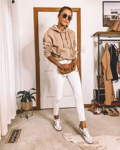 How To Style A Hoodie With Jeans, Beige Hoodie Outfit For Women, Tan Hoodie Outfit, Outfit Ideas Hoodie Style, Outfit Ideas Hoodie, Style A Hoodie, Street Style Winter Casual, White Hoodie Outfit, Street Style Aesthetic Outfit