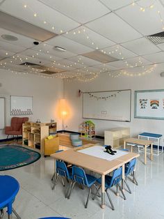 an empty classroom with desks and chairs