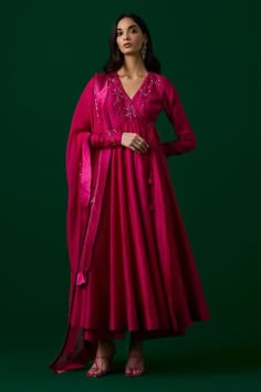 Chanderi Anarkali Suits, V Neck Anarkali Suits, Anarkali Embroidery Designs, Aza Fashion Outfits, Heavy Anarkali Suits, Simple Anarkali Suits, Angarkha Anarkali, Pink Suits Women, Pink Anarkali Suits