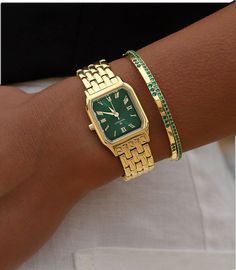 Womens Dainty Watch, Green And Gold Watch, Outfits With Watches Women, Womens Watch Aesthetic, Styling Gold Jewelry, Women Accessories Ideas, Cool Jewelry Necklaces, Dainty Gold Watches, Dainty Gold Watch Women