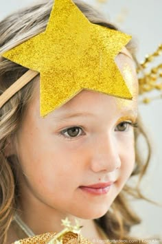 Star headband! Easy DIY Shooting Star Halloween Costume by Kara's Party Ideas | Kara Allen | KarasPartyIdeas.com for Michaels #michaelsmakers Nativity Star Costume, Character Clothing Ideas, Shooting Star Costume, Star Halloween Costume, Starfish Costume, Halloween Constumes, Nativity Star, Nativity Costumes, Star Outfit