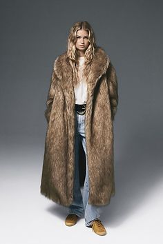 Fur Coat Outfit, Stylish Knitwear, Exaggerated Collar, Long Fur Coat, Cool Coats, Long Faux Fur Coat, Fluffy Coat, Hoodie Outfit, Cool Hoodies