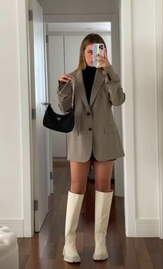 White Boots Outfit, Outfit Botas, Mode Zara, Cold Outfits, Paris Outfits, Looks Street Style, Mode Inspo, Blazer Outfits, 가을 패션