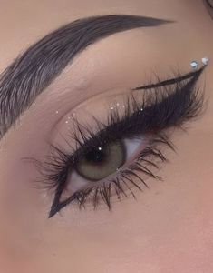 New Year's Makeup Ideas, Cute Easy Christmas Makeup Looks, New Years Eyeliner, Simple New Years Makeup, Natural Birthday Makeup, New Year Eve Makeup, Bold Eye Makeup Looks, Christmas Makeup Looks Simple, New Years Makeup Ideas