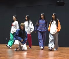 School Practice Outfit, Dance Practice Outfits Y2k, New Jeans Omg Dance Practice, New Jeans Practice Outfits, Newjeans Outfits Casual, Haerin Dance Practice Outfit, K Pop Idol Dance Practice Outfit, Kpop Idol Practice Outfit, New Jeans Style Outfits