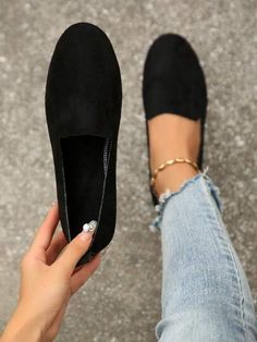 Black Shoes For Women, Womens Outdoor Fashion, Flat Leather Shoes, Black Casual Shoes, Vintage Slip, Flat Loafers, Style Comfortable, Women Flats, Leather Flat Shoes