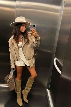 Western Boots Outfit, Look Boho Chic, Fest Outfits, Looks Pinterest, Looks Country, Skandinavian Fashion, Nashville Outfits, Rodeo Outfits, Cowboy Outfits