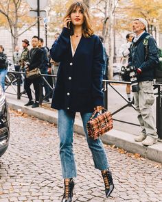 Vogue Street Style, Boyfriend Jeans Kombinieren, Damas Style, Ny Street Style, 2018 Style, Fall Fashion Coats, Streetwear Mode, French Girl Style