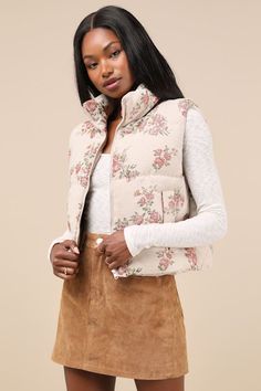 You'll stay cute in the chilliest weather as long as you've got the Jacquie the Label Darling Forecast Beige Jacquard Floral Puffer Vest! Soft quilted fabric, with a vintage-inspired floral jacquard design, shapes this essential vest that has a mock neckline and a sleeveless bodice with a front zipper. Twin welt pockets offer a cozy spot for your hands, and a cropped hem completes the look. Fit: This garment fits true to size. Length: Size medium measures 21" from shoulder to hem. Bust: Great fo Winter Beige Floral Print Outerwear, Fall Floral Print Sleeveless Vest, Fall Jacquard Knit Sweater Vest, Floral Quilted Vest, Vintage Floral Print Sleeveless Vest, Floral Vests, Puffy Vest, Cute Modest Outfits, Outerwear Vest