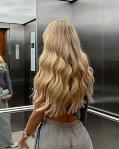 Blonde Hair Trends 2024, Blonde Hairstyles Long, Hair Layered Medium, Hair Styles For 50, Ideas For Medium Length Hair, Hair Styles For School, Styles For School, Perfect Blonde Hair, Layered Haircuts For Medium Hair