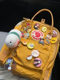 Bag With Pins Aesthetic, Bag With Pins, Decorated Backpack, Backpack With Pins, Mochila Fjallraven Kanken, Pin Backpack, Everyday Bag Essentials, Stylish School Bags