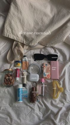 Aesthetic What In My Bag, Essentials Bag Everyday, Cute Bag Essentials, Go To Bag Essentials, Girly Bag Essentials, What’s In My Tote Aesthetic, Night Out Bag Essentials, Inside Makeup Bag, What's Inside My Tote Bag