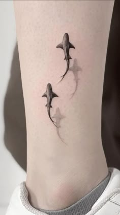 TATUAGEM ANIMAIS MARINHO-MINIMALISTA Hai Tattoo, Shadow Tattoo, Tato Minimal, Inspiration Tattoos, Geniale Tattoos, Neck Tattoos, Shark Tattoos, Tatuaje A Color, Elegant Tattoos