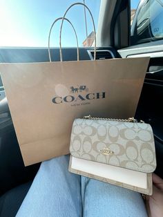 💕🎀 Baddie Purses, Everyday Bag Essentials, Dump Ideas, Shoe Nails, Coach New York