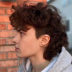 Cool Curly Hair, Mullet For Women, Mullet Ideas, Soft Mullet, Curly Hair Mullet, Male Haircuts Curly, Androgynous Hair, Rave Hair, Hair Mullet