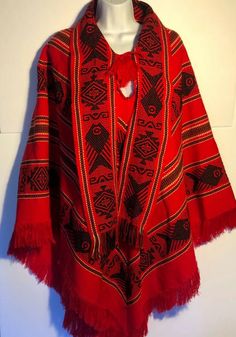 Vintage Otavalito hand knit Ecuador poncho. Red black and white ethnic pattern. Fringe on the bottom and on the tie at neck. Attached scarf. Great condition! 43" front top to bottom 28" side seams46" across front Orange Poncho, Native Fashion, Hand Knit Poncho, White Poncho, Boho Poncho, Mode Hippie, Red Boho, Native Style, Clothing Designs