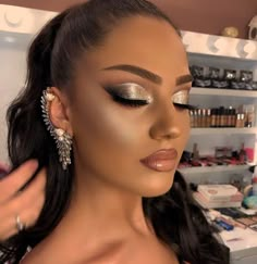 Silver Eye Makeup, Ball Makeup, Make Up Gold, Gold Makeup Looks, Silver Makeup, Prom Eye Makeup, Prom Makeup Looks, Formal Makeup