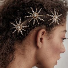 Gold or Silver Star hair combs, easy to attach to you updo, works well with hair down too if your have thick or curly hair, have just one or add more to really make a statement. Crystal Celestial Hair Comb, Sparkly Rhinestone with Pearl Hair Comb, Silver and Gold Bride Hair Accessories Brides, Bridesmaids, Party Time Pretty Gift Box with pouch £5.50 extra  Any questions please ask me I reply as soon as I can Chrissy xPlease Note If you require your item quickly please update postage to Royal Mai Wedding Hair Pins Crystal, Boho Wedding Hair Accessories, Pearl Hair Comb Wedding, 1930s Wedding, Wedding Jewelry Ideas, Bridal Hair Pins Pearl, Rose Gold Wedding Jewelry, Silver Hair Pin, Gold Hair Comb